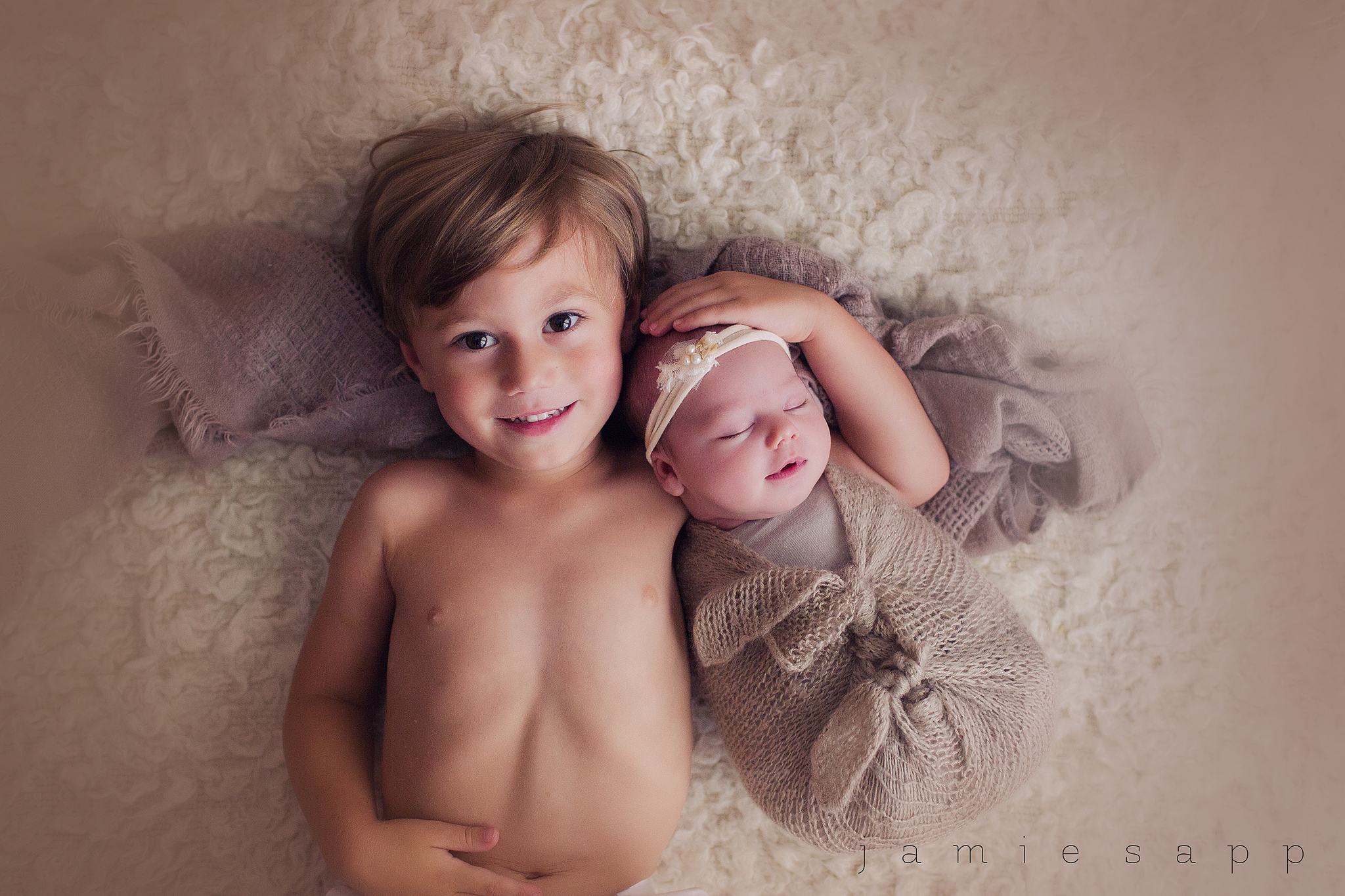 photos of siblings :: newborn photography :: sibling poses 